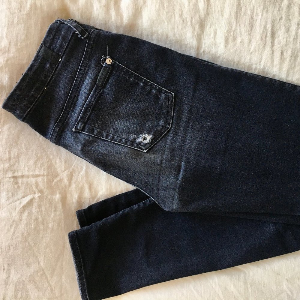 7FAM Distressed Black Skinny